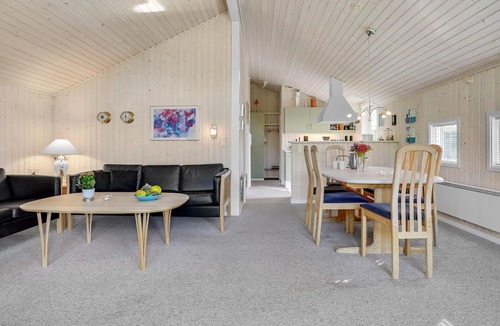 Lyngsbæk Strand House | Welcome to this very well maintained cottage with good terraces and a large lawn.