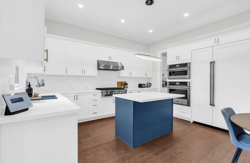 Burlington House | Welcome to Your Comfort Retreat by the Lake