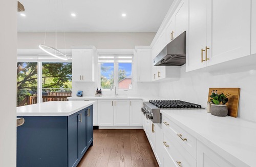 Burlington House | Welcome to Your Comfort Retreat by the Lake
