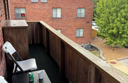 Mehlville Condo | Welcome to your ideal stay!