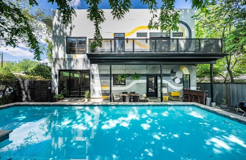 Zilker House | Welcome to your ultimate large-group retreat! Whether you’re celebrating a reunion, a weekend getaway, or a special occasion — this spacious 8-bedroom home comfortably sleeps up to 16 guests, combining comfort, fun and convenience all in one place.