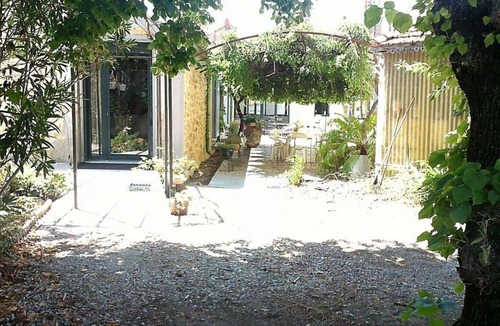 Murviel-les-Beziers Cottage | Welcome under the arbor: small gite