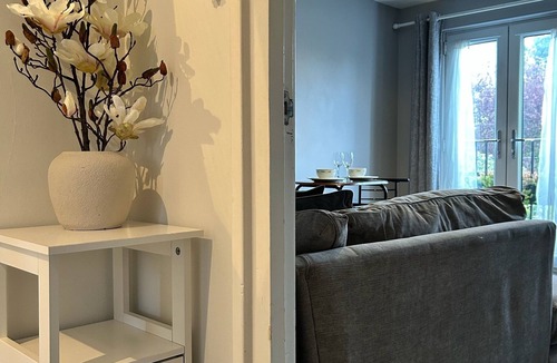 Hucclecote Apartment | Welcoming 1BR Gloucester/Cheltenham