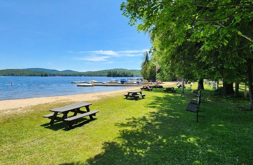 Town of Webb Cottage | Welcoming Eagle Bay Cottage — 2 min walk to private Fourth Lake beach!