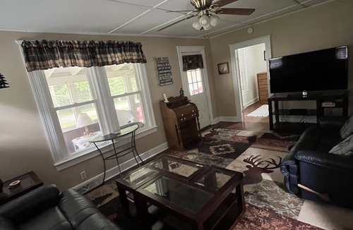 Town of Webb Cottage | Welcoming Eagle Bay Cottage — 2 min walk to private Fourth Lake beach!