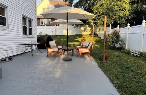 Teaneck House | Welcoming Family Home close to everything - 5 Bdrms/3.5 Baths.