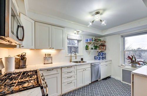 Glen Cove House | Welcoming Glen Cove Home ~ 1 Mi to Public Beach!