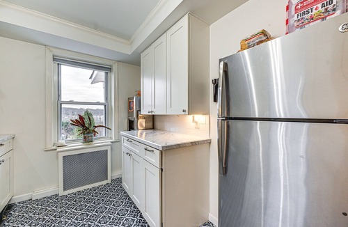 Glen Cove House | Welcoming Glen Cove Home ~ 1 Mi to Public Beach!