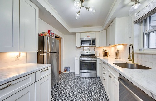 Glen Cove House | Welcoming Glen Cove Home ~ 1 Mi to Public Beach!
