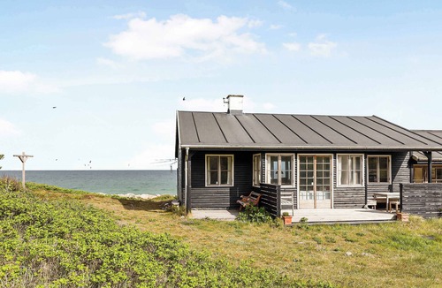 Rrvig House | Welcoming holiday home right down to the water