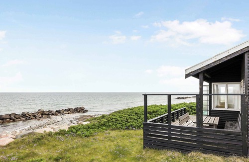 Rrvig House | Welcoming holiday home right down to the water