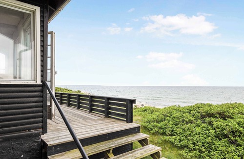 Rrvig House | Welcoming holiday home right down to the water