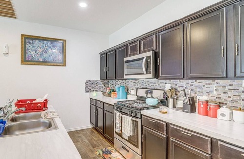 Houston House | Welcoming Home ~ 16 Mi to Downtown Houston!