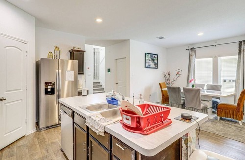 Houston House | Welcoming Home ~ 16 Mi to Downtown Houston!