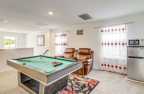 Houston House | Welcoming Home ~ 16 Mi to Downtown Houston!