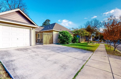 Historic Garderns House | Welcoming home walkable to Steps of Alamodome & riverfront & near River Walk