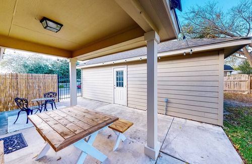 Historic Garderns House | Welcoming home walkable to Steps of Alamodome & riverfront & near River Walk