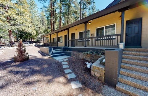 Kings Beach Ski Chalet | Welcoming hotel with lakeview, golf, skiing, WiFi, & Netflix