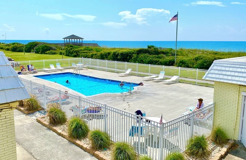 Atlantic Beach Apartment | Welcoming studio with AC, WiFi, pool, laundry room - 50 steps to the beach