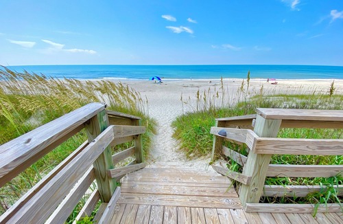 Atlantic Beach Apartment | Welcoming studio with AC, WiFi, pool, laundry room - 50 steps to the beach