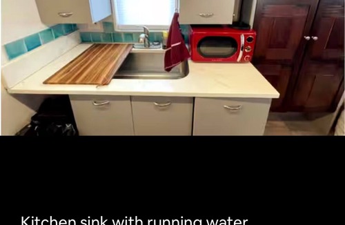 Cardinal Hills Estates Cottage | Welcoming Tiny Home with AC & Heat with Free Wi-Fi & Parking in vibrant Austin