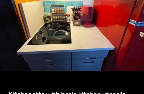 Cardinal Hills Estates Cottage | Welcoming Tiny Home with AC & Heat with Free Wi-Fi & Parking in vibrant Austin