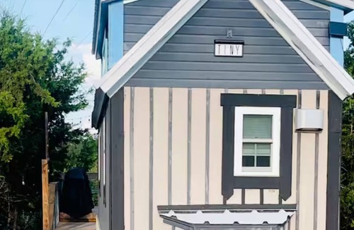 Cardinal Hills Estates Cottage | Welcoming Tiny Home with AC & Heat with Free Wi-Fi & Parking in vibrant Austin