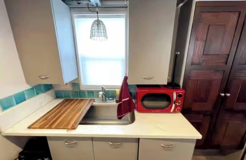 Cardinal Hills Estates Cottage | Welcoming Tiny Home with AC & Heat with Free Wi-Fi & Parking in vibrant Austin