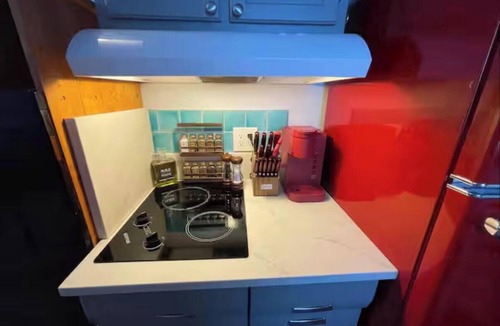 Cardinal Hills Estates Cottage | Welcoming Tiny Home with AC & Heat with Free Wi-Fi & Parking in vibrant Austin