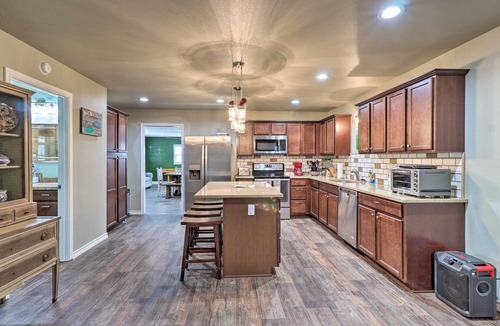 Tow House | Welcoming Tow Home ~ 1 Mi to Lake Buchanan!
