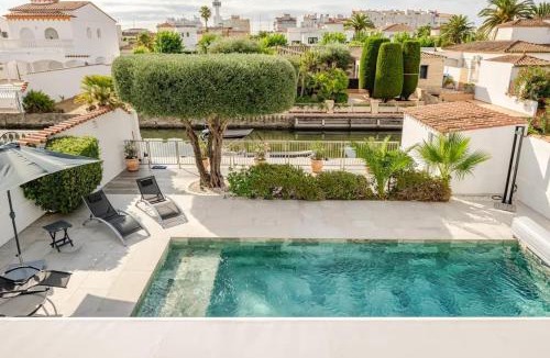Empuriabrava Villa | Welcoming villa in Empuriabrava with private pool