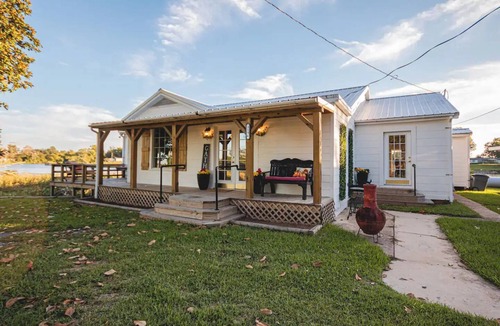Natchez House | Welcoming White House on Cane River.nn