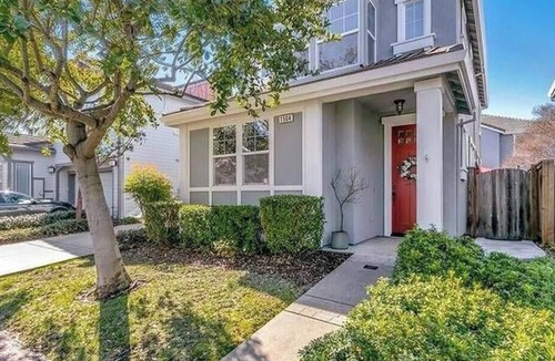 Napa House | Well-appointed 3-bedroom townhome with AC in Napa
