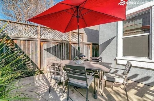Napa House | Well-appointed 3-bedroom townhome with AC in Napa