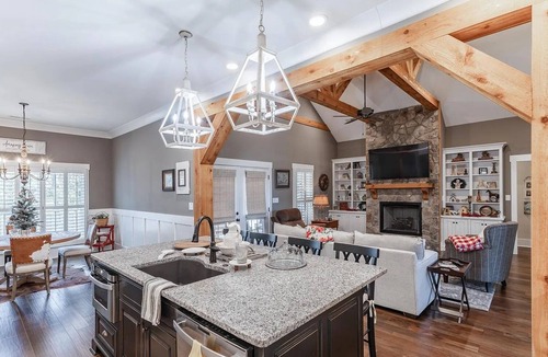 Athens House | Well-Appointed 4 Bedroom Home Near Charming Athen’s Square