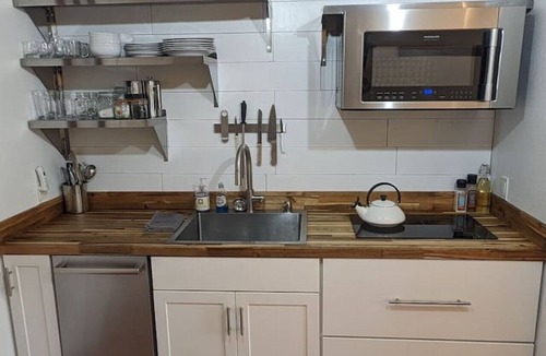 Oakridge Apartment | Well appointed, Clean, Comfy, and Convenient!