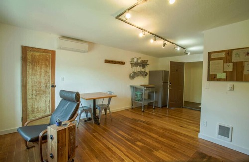 Oakridge Apartment | Well appointed, Clean, Comfy, and Convenient!