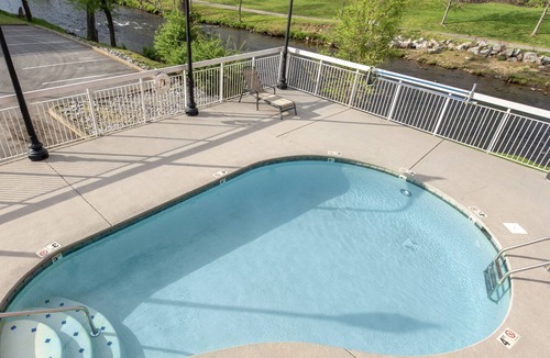 Pigeon Forge Condo | Well-appointed condo in town w. jacuzzi tub, fireplace + pool access