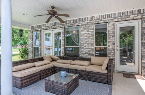 Bullard House | Well Appointed Lake Front Ranch that Sleeps 10
