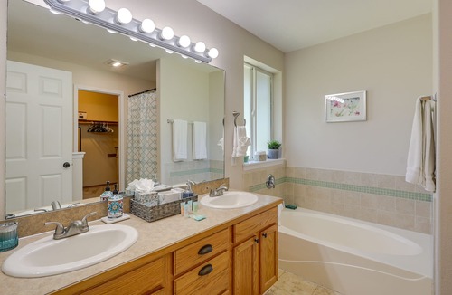 McKenna House | Well-Appointed McKenna Home: Fire Pit & Deck!