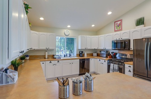 McKenna House | Well-Appointed McKenna Home: Fire Pit & Deck!