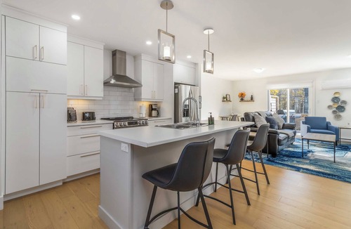 Dieppe House | Well Appointed Modern Townhouse Located Close To YQM Airport and All Amenities.