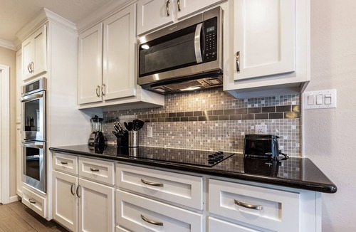 Memorial House | Well-Appointed Private Townhome in Energy Corridor