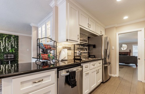 Memorial House | Well-Appointed Private Townhome in Energy Corridor