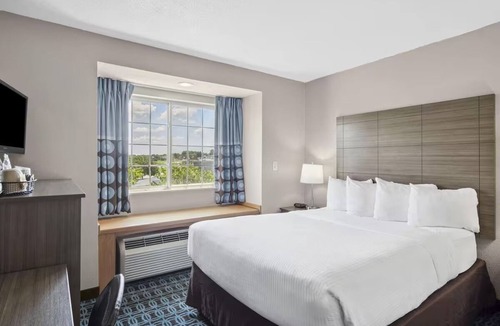 Blue Springs Hotel | Well-Appointed Room Close to Kauffman Stadium – Great for Sports Fans