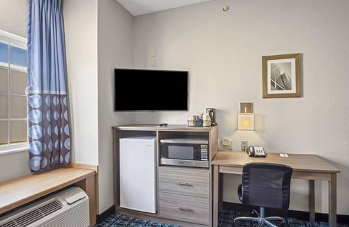 Blue Springs Hotel | Well-Appointed Room Close to Kauffman Stadium – Great for Sports Fans