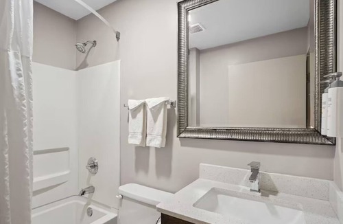 Blue Springs Hotel | Well-Appointed Room Close to Kauffman Stadium – Great for Sports Fans