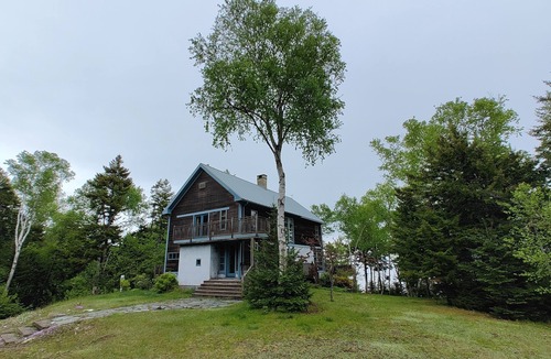 Amherst House | Well appointed, waterfront home.