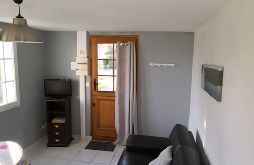 Saint-Pol-sur-Ternoise House | Well-Decorated Rosemont Cottage in Prime Location