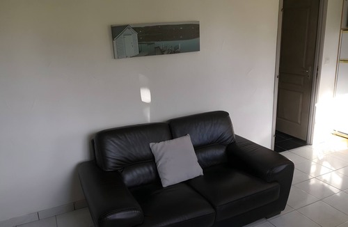 Saint-Pol-sur-Ternoise House | Well-Decorated Rosemont Cottage in Prime Location